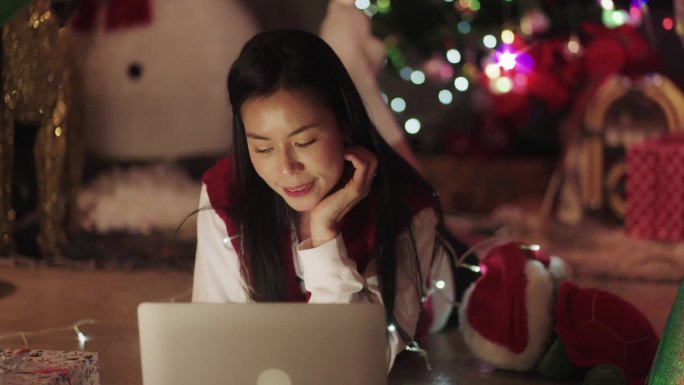女人在笔记本电脑上工作作为圣诞礼物。