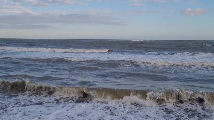 在一个寒冷的冬日，西班牙太阳海岸的贝纳尔马德纳海岸线的短视频。