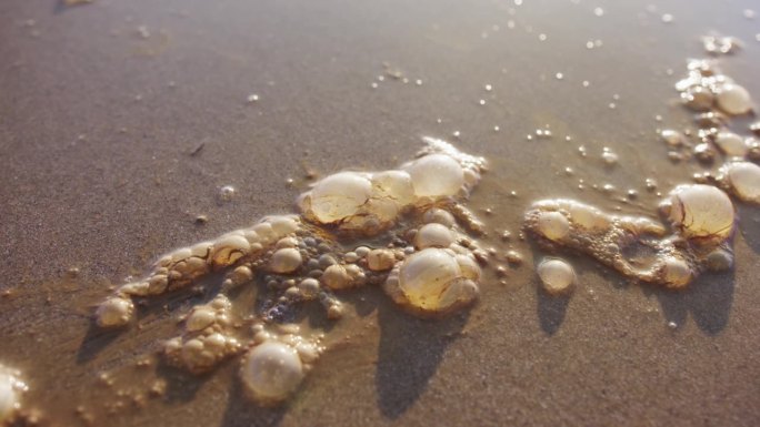 环境灾难:溢油被冲到海滩