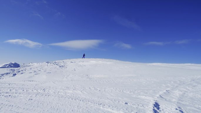 在雪山上行走