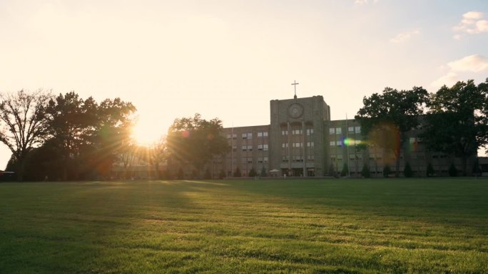 夕阳下大学大楼的拍摄