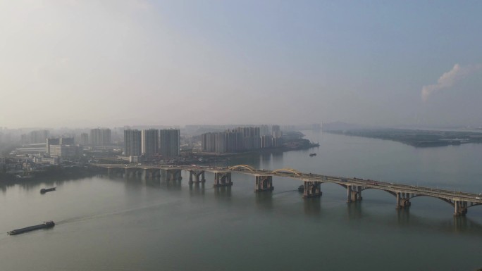 交通繁忙的西江航道和西江高明大桥