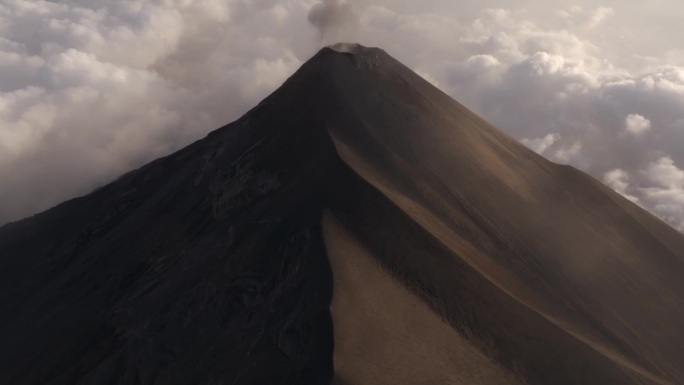 一架无人机向一座活火山倾斜，在危地马拉的高海拔地区冒烟