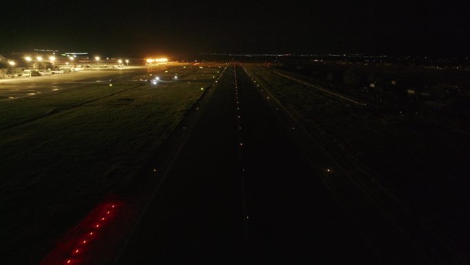 机场跑道夜景第一视角降落