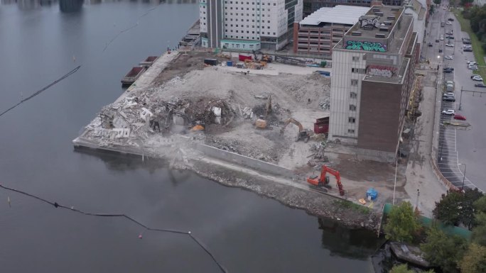在瑞典斯德哥尔摩的Liljeholmsviken，挖掘机正在清理被毁建筑的碎片和碎石。