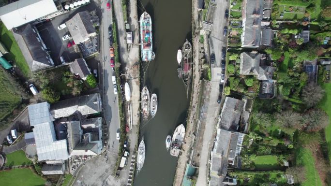 俯瞰历史悠久的查尔斯敦港口，还有老船。英国康沃尔郡可爱的海滨小镇