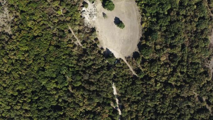 在保加利亚的Primorsko，无人机拍摄的古代邪教的史前岩层Beglik Tash。