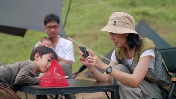 儿童教育之旅:在大自然中捉虫。