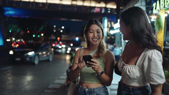 晚上城里的朋友夜晚街头女性等车