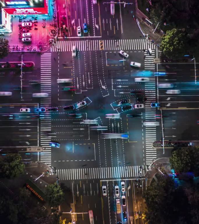 夜间十字路口和城市交通的T/L无人机视角