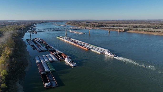 俄亥俄河与密西西比河汇合处上方的拖船和驳船