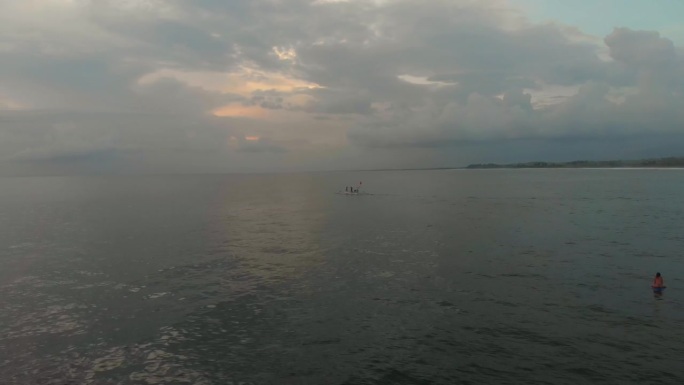 印尼巴厘岛附近平静海面上渔船的广角照片，航拍