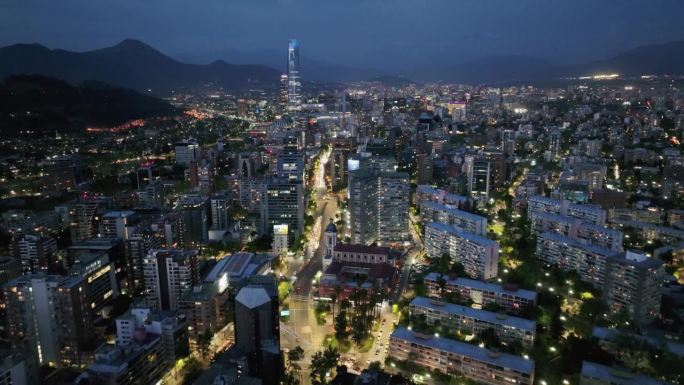 夜景鸟瞰圣地亚哥，智利