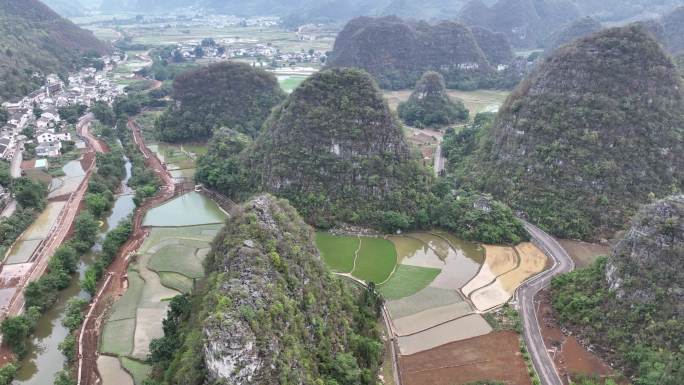 航拍贵州兴义万峰林山水风景河流依山傍水