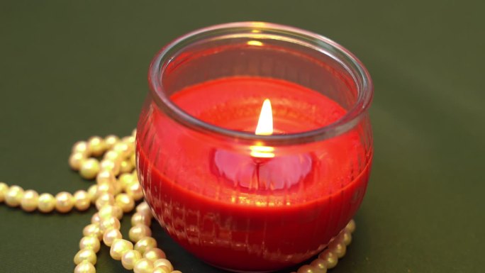 裹着珍珠的红烛燃烧着明亮的火焰