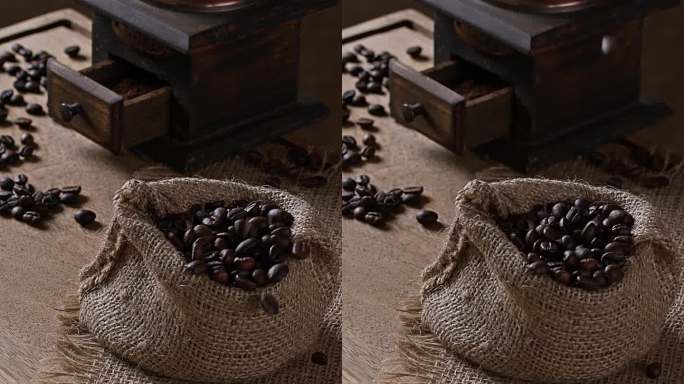 在一个质朴的厨房里，咖啡豆掉进桌子上的粗麻袋里的慢动作