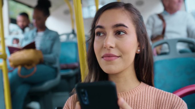女性在公交车上带着手机，思考，在城市通勤路上开车时带着手机应用。公共交通，服务或早晨乘车，用手机看社