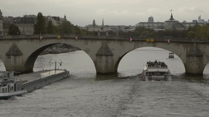 法国巴黎塞纳河的景色，背景是游船和城市的运动。