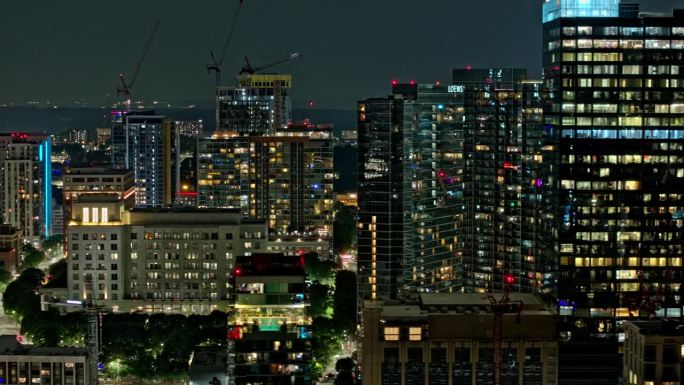 亚特兰大乔治亚州航拍v900超延迟无人机皮埃蒙特公园，跟踪拍摄市中心夜景与照明的街道和高层建筑-拍摄