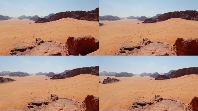 潘穿过一个人走到悬崖边，俯瞰着广阔的沙漠景色