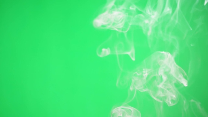 在绿色色度键背景上抽象烟雾。吸烟，蒸汽云特写。