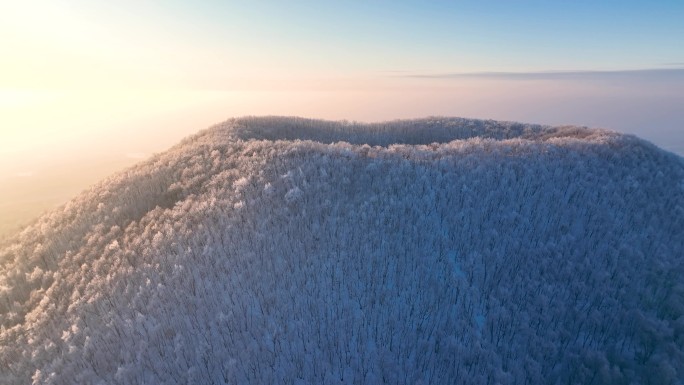 日出冬季白雪覆盖火山