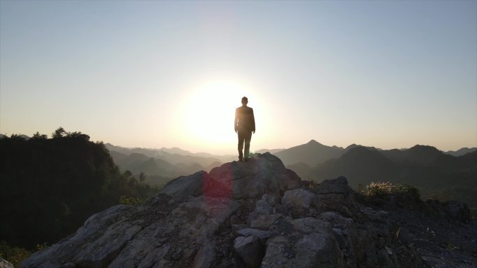 山顶眺望哲学思考意境未来自由男人背影登顶