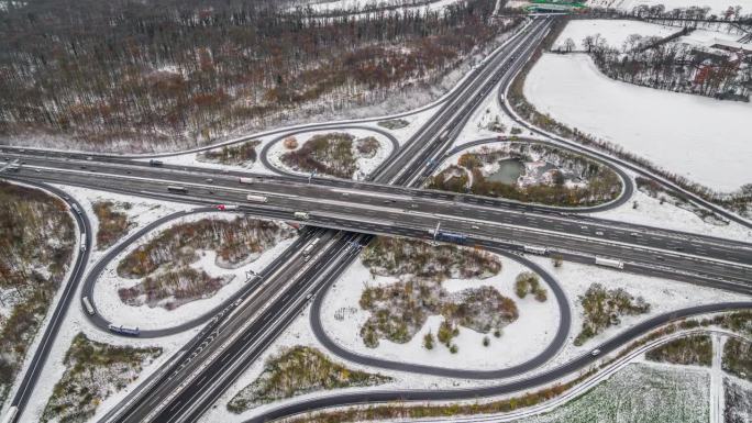 冬季高速公路十字路口鸟瞰图