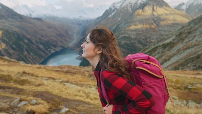 秋天在奥地利阿尔卑斯山徒步旅行的女子