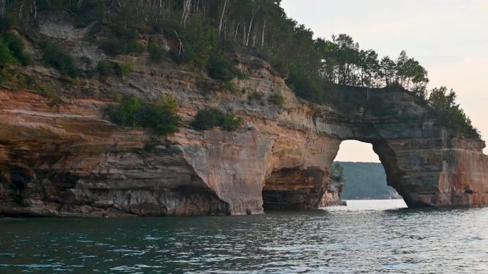 在密歇根州的国家湖岸，可以看到情人的飞跃拱门