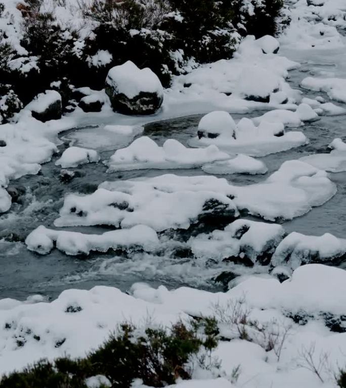 雪景冰山竖屏流水潺潺