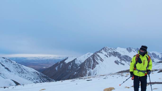 雪山攀登登山挑战徒步 励志 登峰 登顶