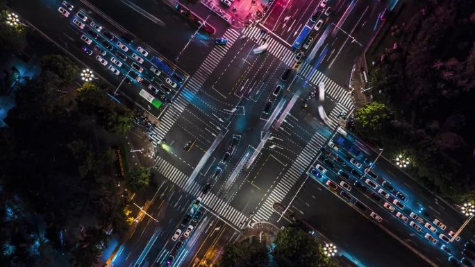 夜间高架桥和城市交通的超延时/无人机视角