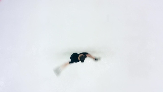 花样滑冰运动员一边滑冰一边在溜冰场上做各种旋转动作