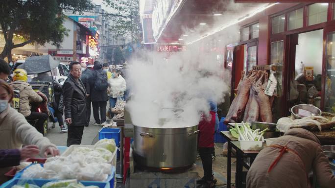 成都小关庙街头羊肉汤冬至夜晚生意繁忙