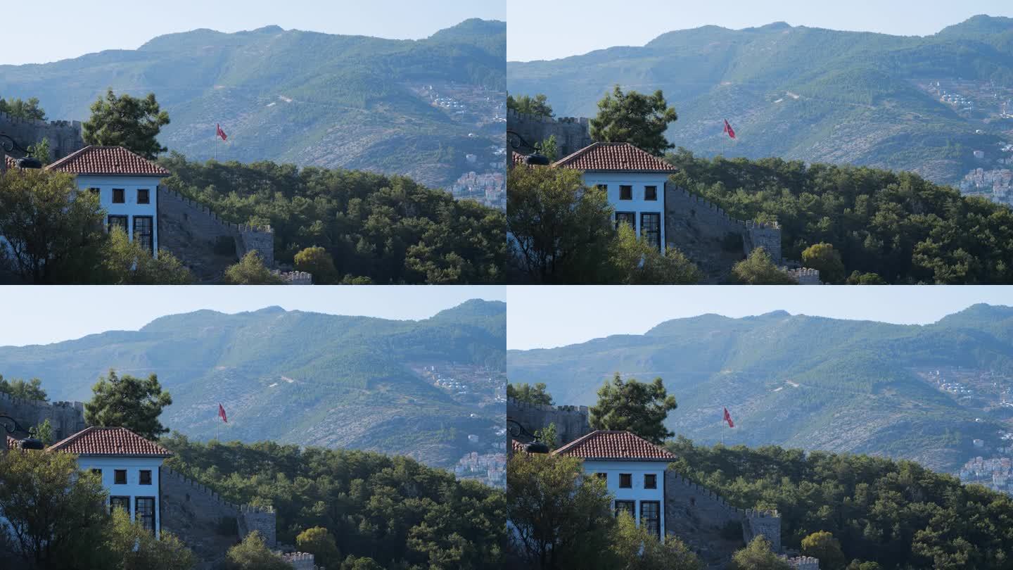 土耳其国旗旁边的防御墙