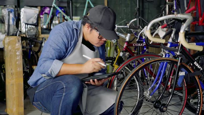 一个中年男子开了一家自行车店。自行车店是城里的小生意。
