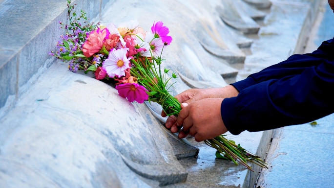 清明节扫墓纪念祭奠鲜花献给烈士军人纪念碑