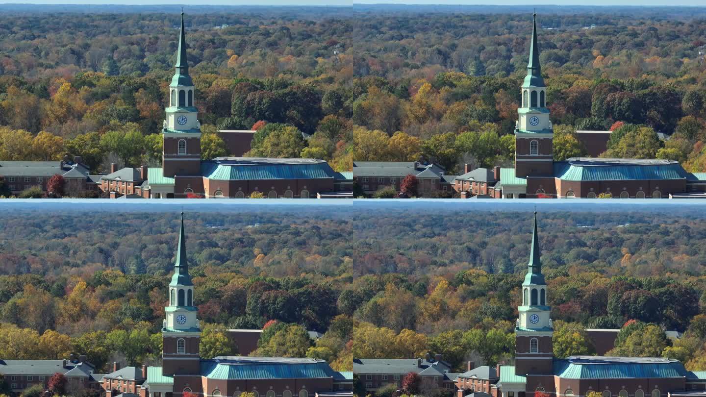 维克森林大学的Wait Chapel。航拍与秋天的树叶为背景。