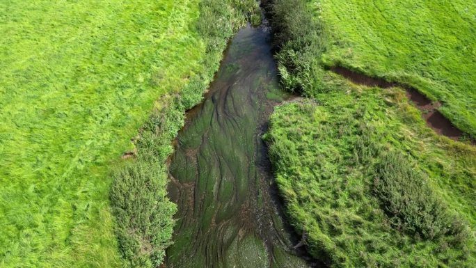 从空中看，英国沃里克郡郁郁葱葱的绿色乡村和蜿蜒的Arrow河。