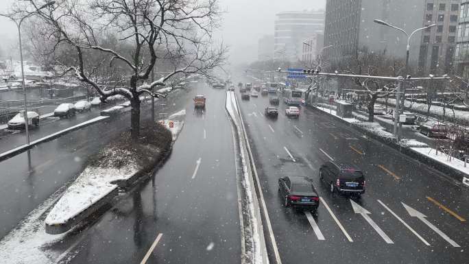 城市下雪的街道