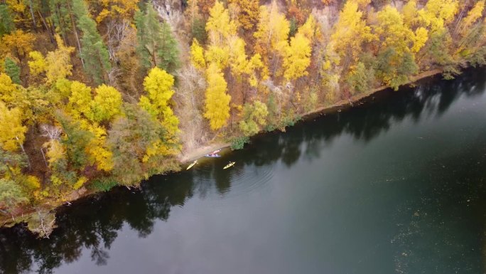 秋天的空中河上有皮艇和生机勃勃的森林