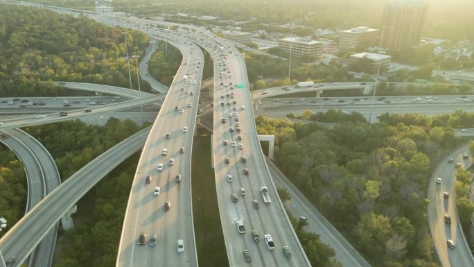 无人机在州际高速公路I10和I610高速公路交换上下匝道