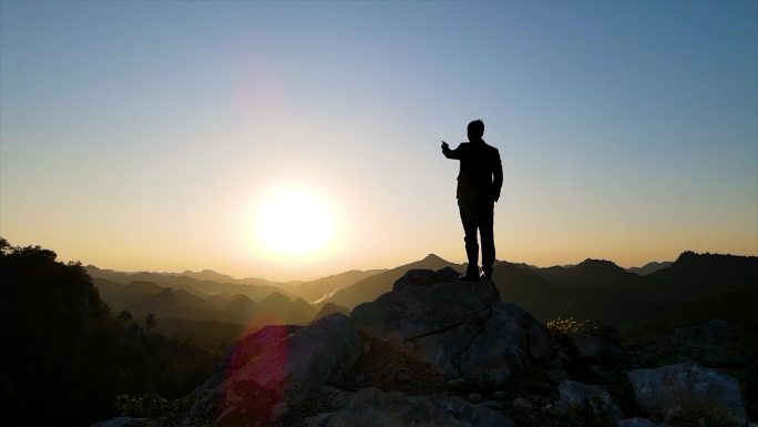 男人站在山顶手指远方向往未来可期人物剪影