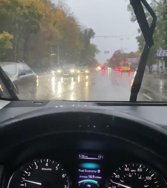 波夫曼驾车驶过秋天多雨的城市