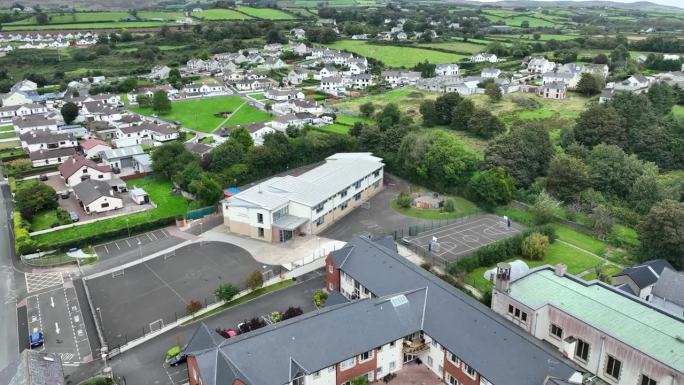 航拍视频的Scoil Eoghan学校在莫维尔镇公园在野生大西洋路多尼戈尔海岸爱尔兰
