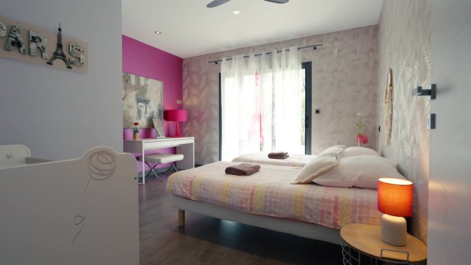 现代大家具的女孩卧室与双人床推在镜头。