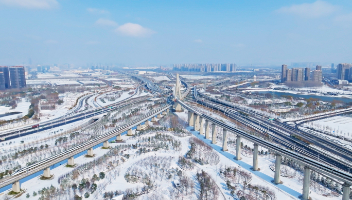 雪景中行驶的高铁 动车 蓝天白云4k航拍