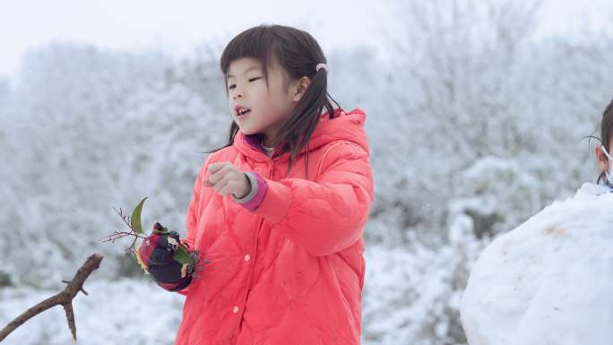 堆雪人的小姑娘