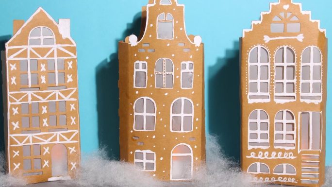 新年或圣诞节定格动画。可爱的纸漆半木结构的房子出现和消失